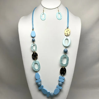 Keep Being Pretty Necklace Set in Azure