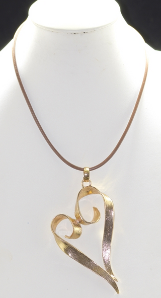 Hammered Curved Heart in Gold