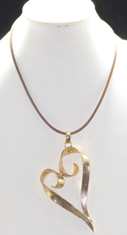 Hammered Curved Heart in Gold