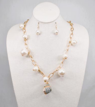 Long Chain with Pearls and Conch Shells Necklace